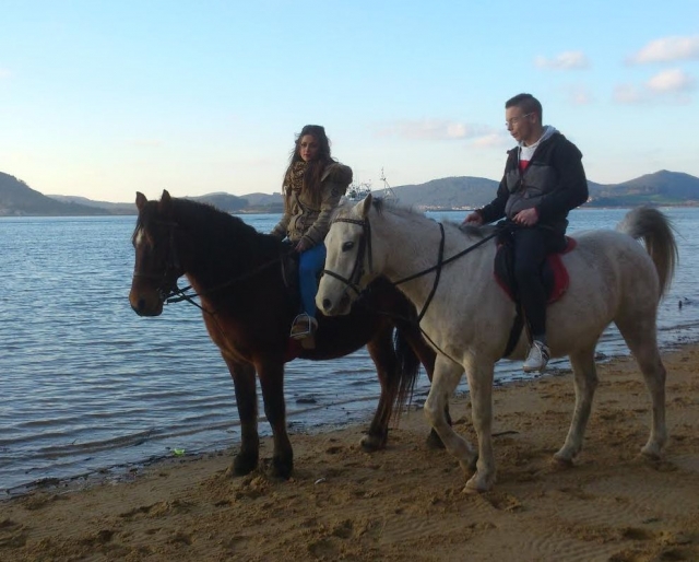 Pareja a caballo en la playa